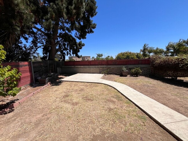 Building Photo - R472
