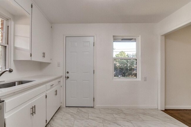 Building Photo - 2725 Texoma Dr