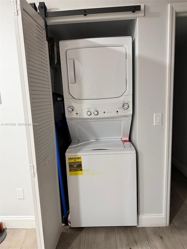 Building Photo - Southwest 102nd Place, Miami, FL 33173 - 3 BR 2.5 BA townhouse