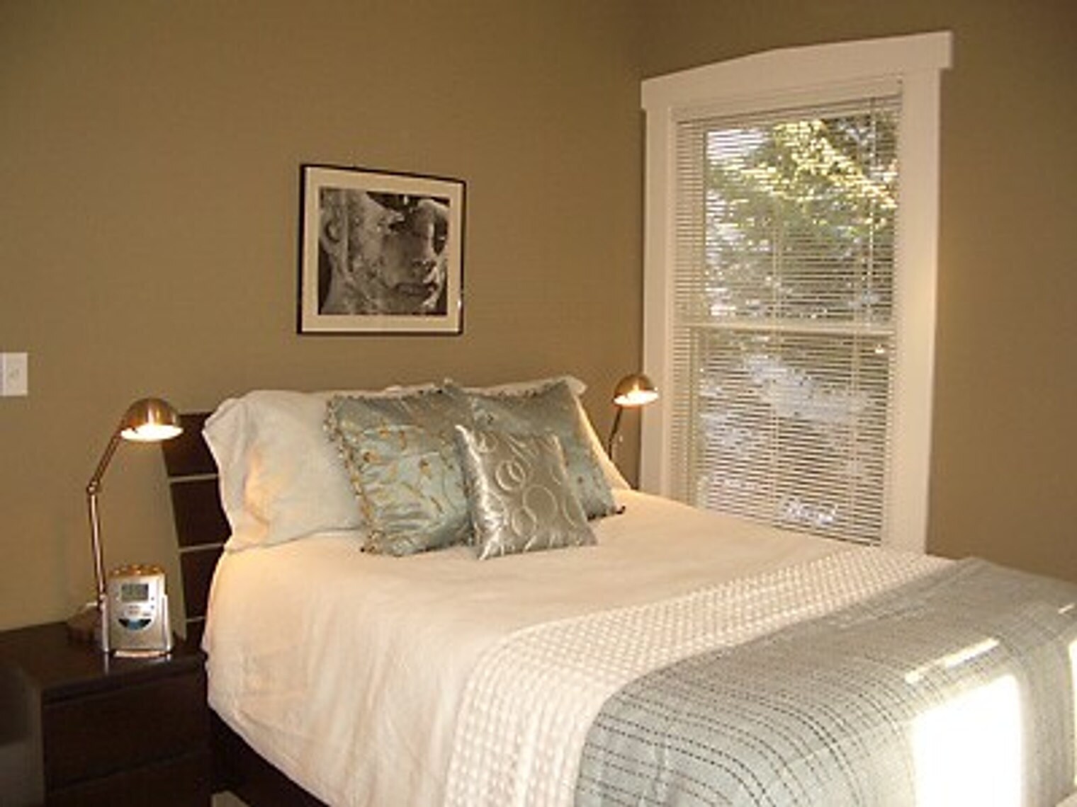 Building Photo - 515 21st Ave E