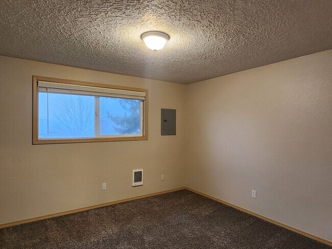 Building Photo - HALF  OFF  1ST  FULL  MONTH'S  RENT   Pet-friendly Townhouse Near Parks and Downtown Newberg