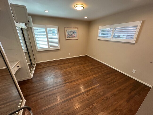 Building Photo - 1705 N Santa Anita Ave