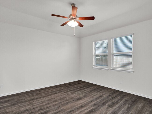 Building Photo - Next to New and Move in Ready!
