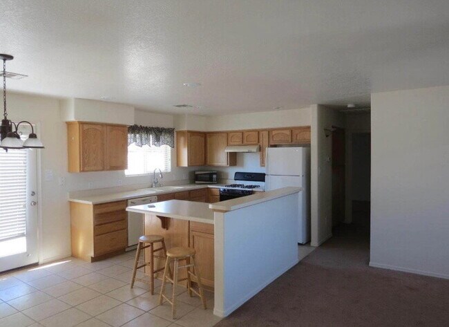 Building Photo - "Well-Kept 3 Bedroom 2 bathroom Villa Chap...