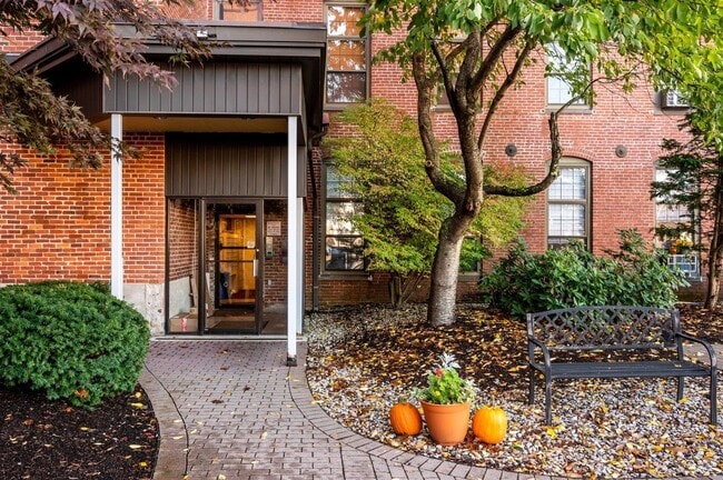 Building Photo - 156 Front St