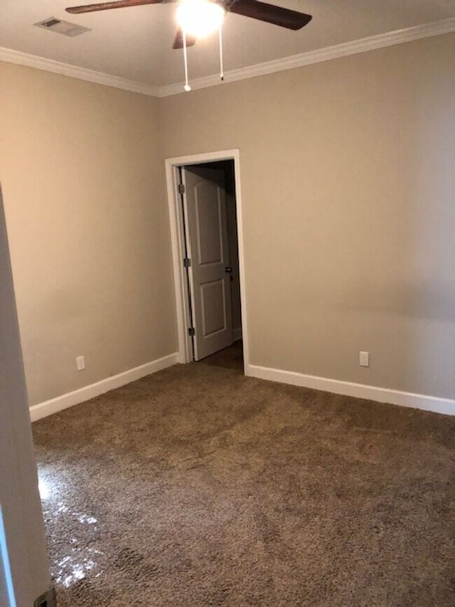 Building Photo - 2203 Forest Lake Dr