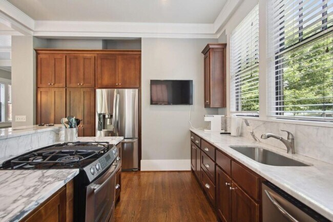 Building Photo - 519 N Highland Ave NE