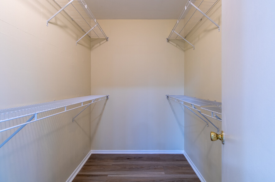 Building Photo - 1813 Meerbrook Ct