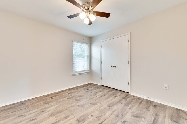 Building Photo - 5609 Silver Screen Dr