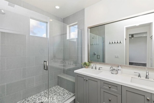 Building Photo - 55 Fuchsia