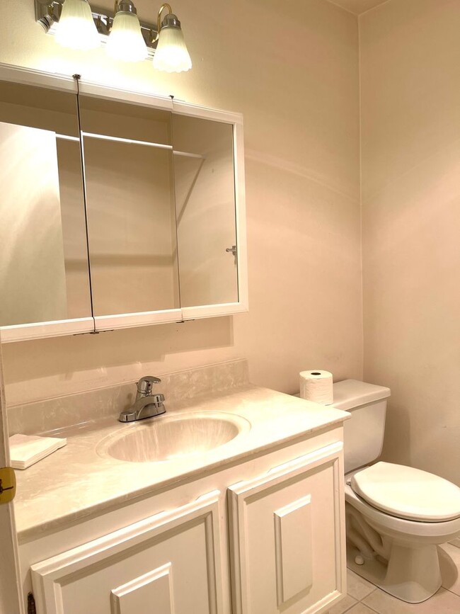 Building Photo - Spacious 2 Bedroom 2 Bathroom Unit in The ...