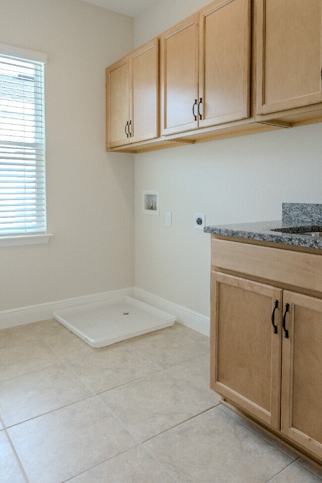 Building Photo - 16705 Victoria Grv Aly