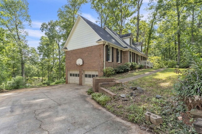 Building Photo - Spacious 4-Bed, 4-Bath Rental Home with Lake Views in Belle Terre Acres