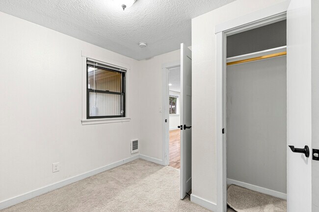 Building Photo - 18605 NE Everett Ct