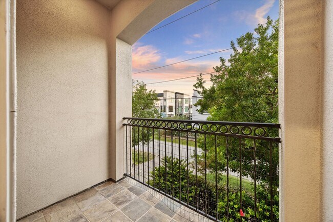 Building Photo - 5706 Blossom St