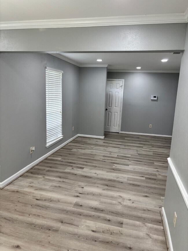 Building Photo - 815 Pebbleshire Dr