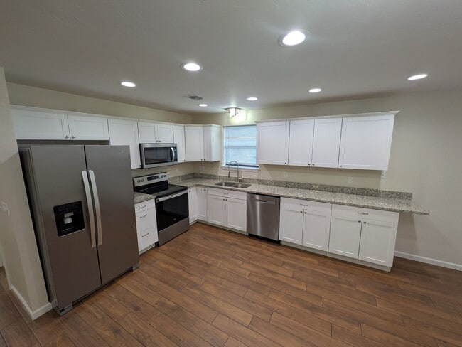 Building Photo - 906 Parkview Dr