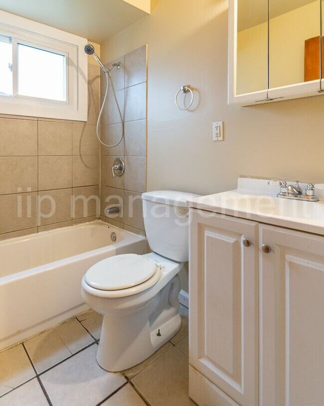 Building Photo - 4 Bedroom 2 Bath Cape Cod in Maple Hts