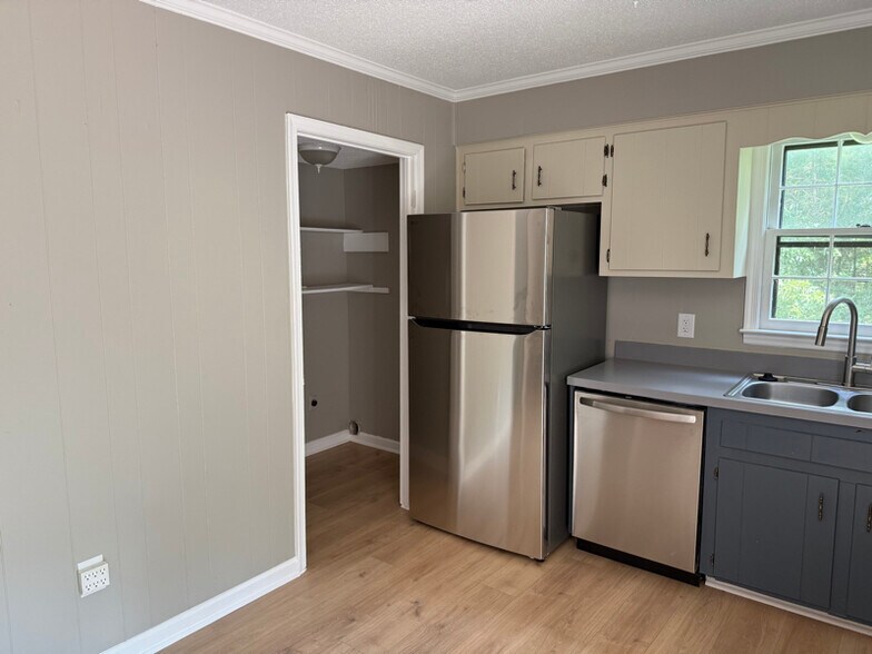 Building Photo - 1405 Harth Dr