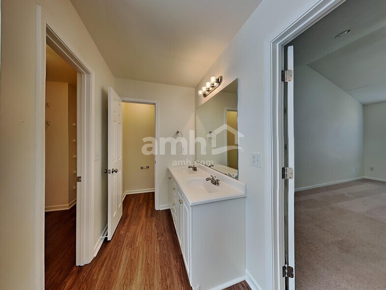 Building Photo - 106 Sweetland Ct