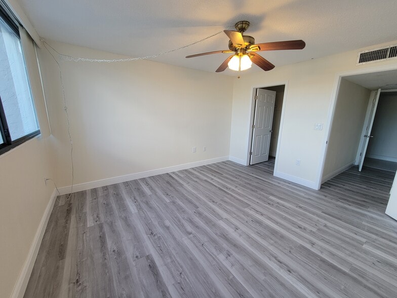 Building Photo - 500 Treasure Island Cswy