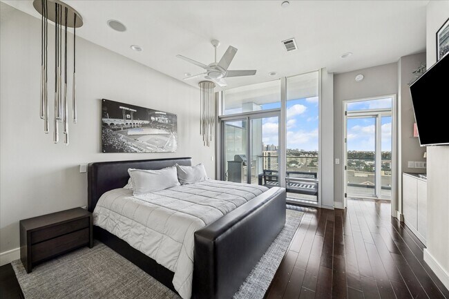 Building Photo - 2727 Kirby Dr