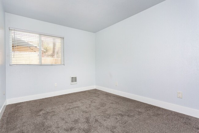Building Photo - Cozy Condo in Gated Community!
