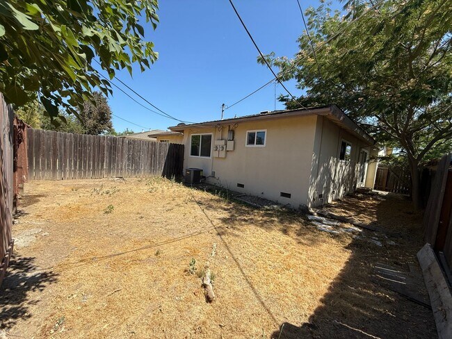 Building Photo - Cute 2 bedroom, 2 bath duplex available NOW!
