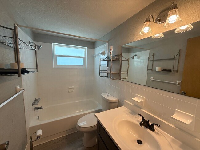 Building Photo - Beautiful 2 bedroom home with fenced in backyard