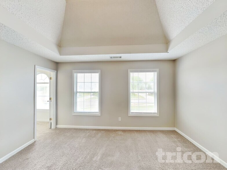 Building Photo - 1055 Maria Dr