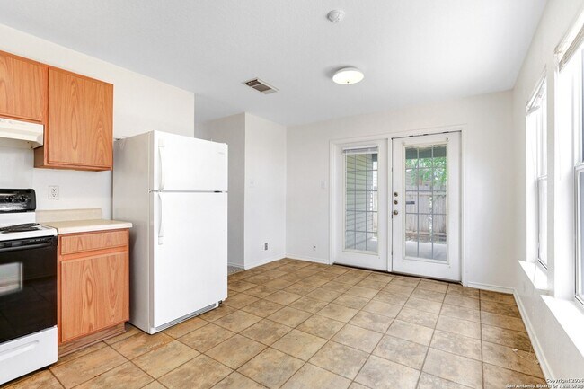 Building Photo - 10106 Amber Flora Dr