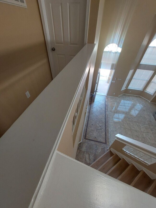 Building Photo - 4 BEDROOM 3 BATHROOM HOME! fully remodeled...