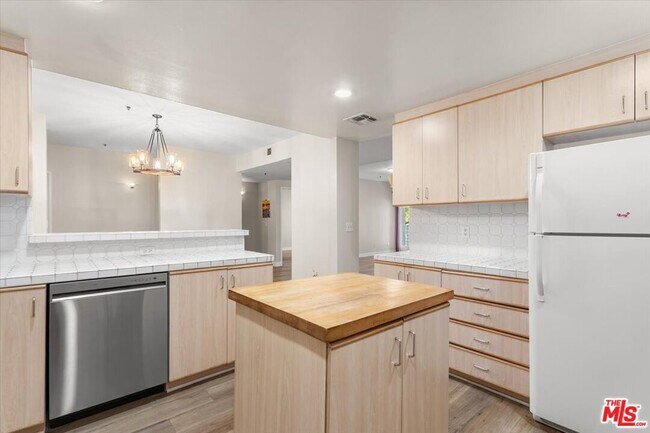 Building Photo - 5350 White Oak Ave