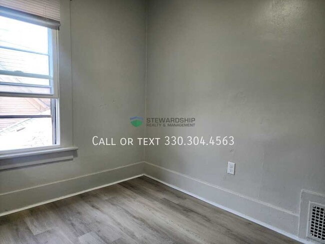 Building Photo - 149 Rhodes Ave