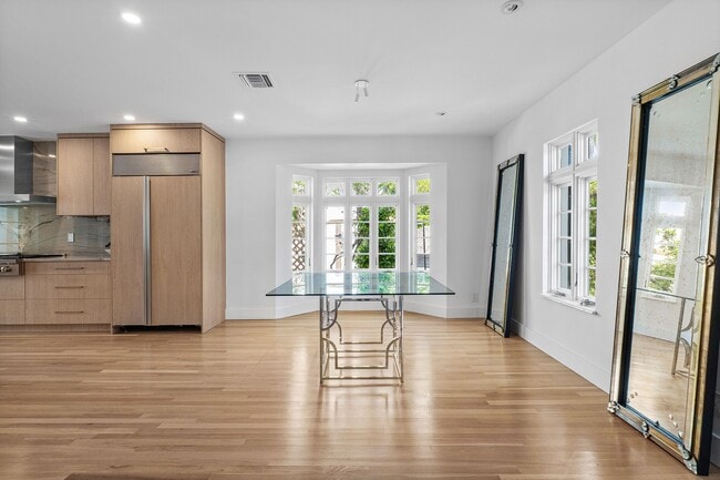 Building Photo - 306 Cordova Rd