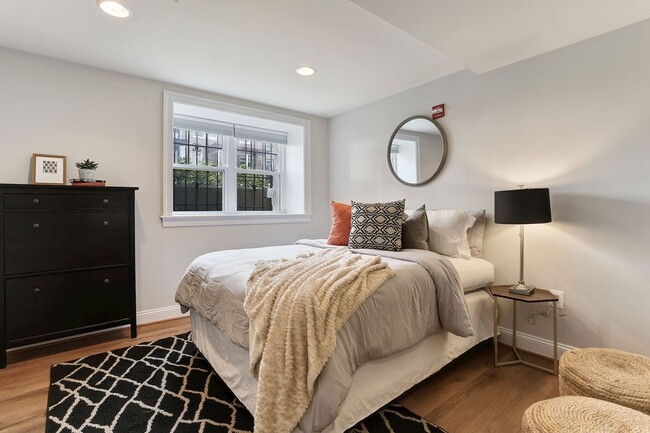 Building Photo - Columbia Heights Updated One Bedroom on Qu...