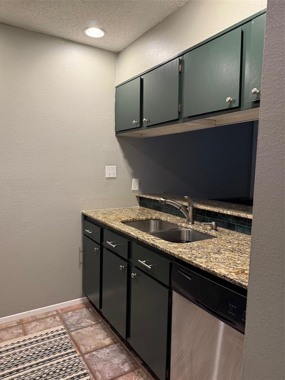 Building Photo - 7112 N Holiday Dr