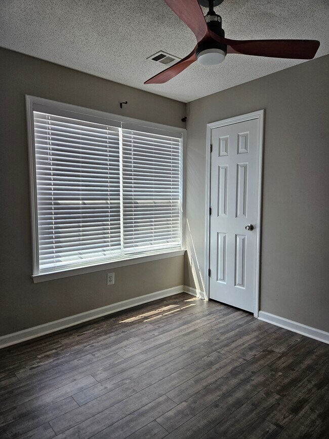 Building Photo - 415 Cadeleigh Ct