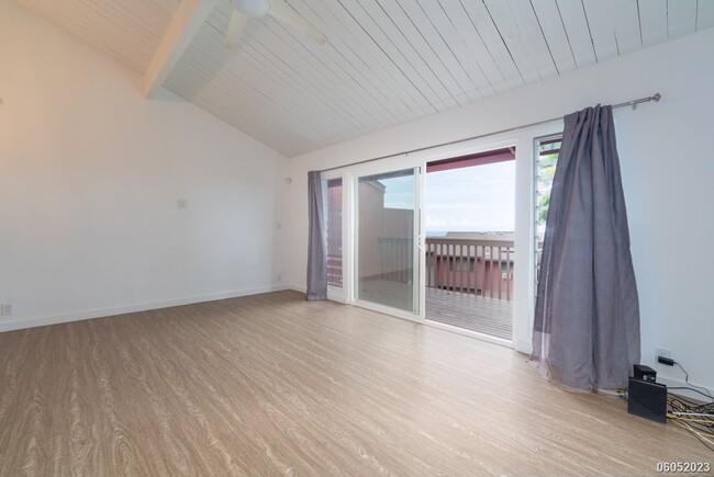 Building Photo - Spacious 4BR/2.5BA/2PKG Townhome with Ocea...