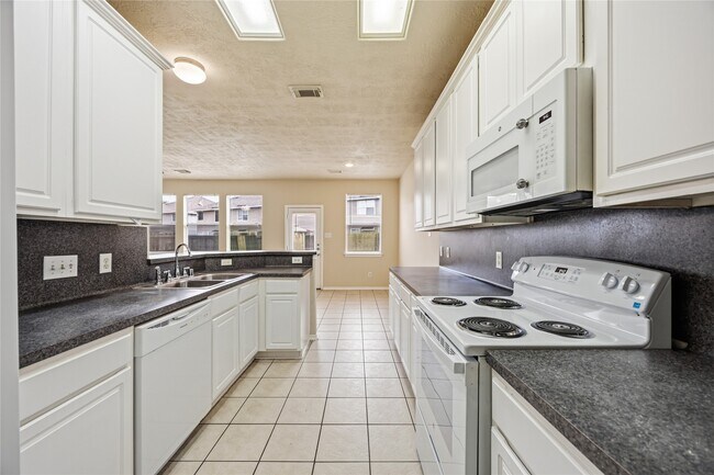 Building Photo - 14322 Mooreview Ln