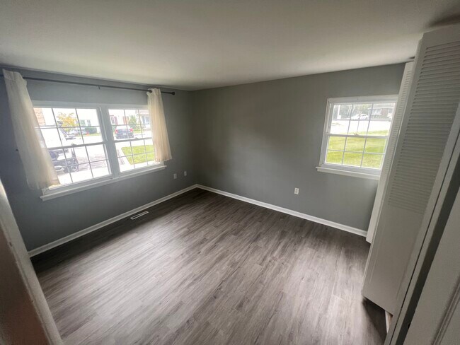 Main bedroom - 536 Millshire Dr