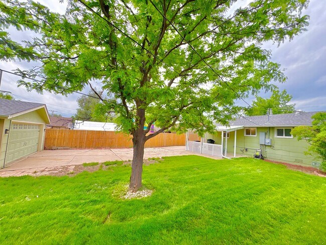 Building Photo - Immaculate, Updated, & Bright Home in West...