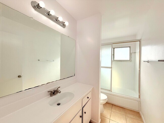 Building Photo - Beautiful Renovated Spacious 4 Bed - 2 Bath Home in West Hills