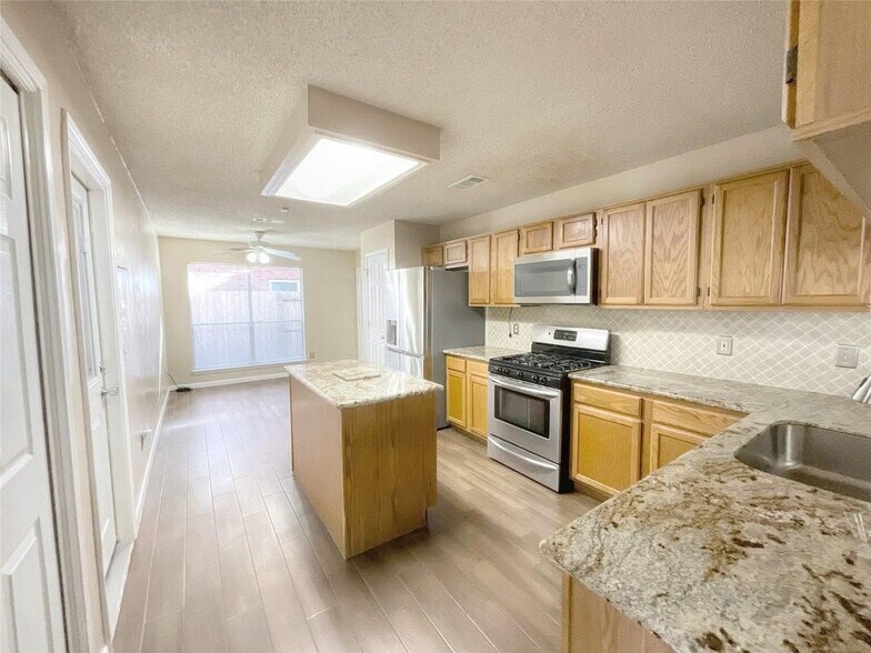 Building Photo - 18083 Holly Forest Dr