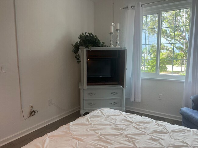 Building Photo - NEW PRICE on Adorable 1BR/1BA Condo in Downtown Venice