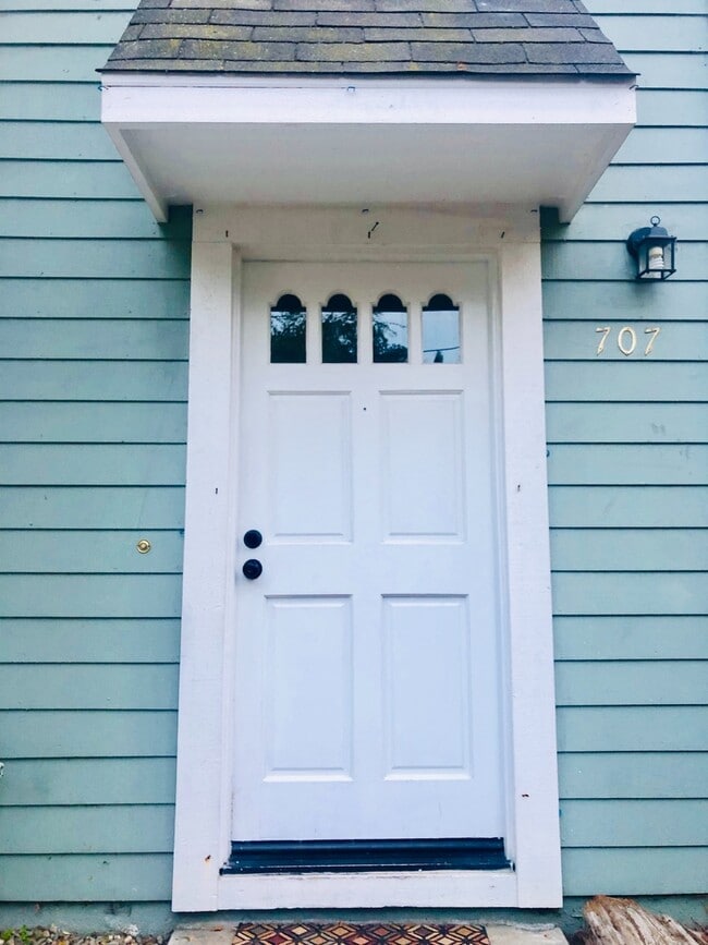 Building Photo - Benicia's 3 Bedrooms & 2.5 Bathrooms Townhouse, Water/Sewer/Trash Paid by HOA