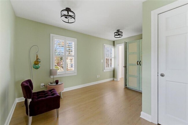 Building Photo - 302 Hascall Rd NW