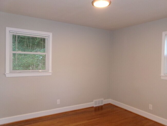 Building Photo - Classic ranch style home with basement for...