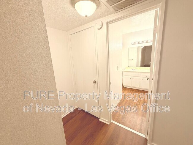 Building Photo - 1405 E Vegas Valley Dr