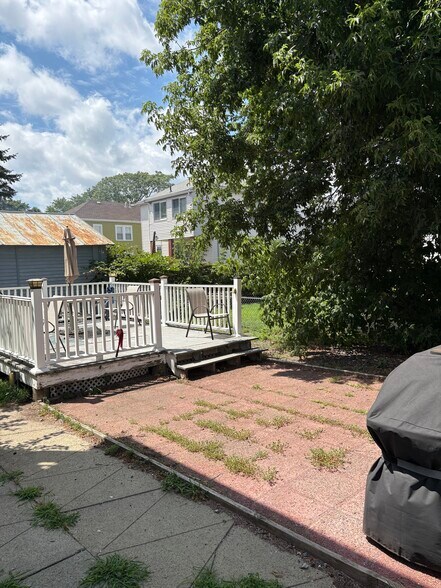 Shared outdoor space - 80 Bowen Ave